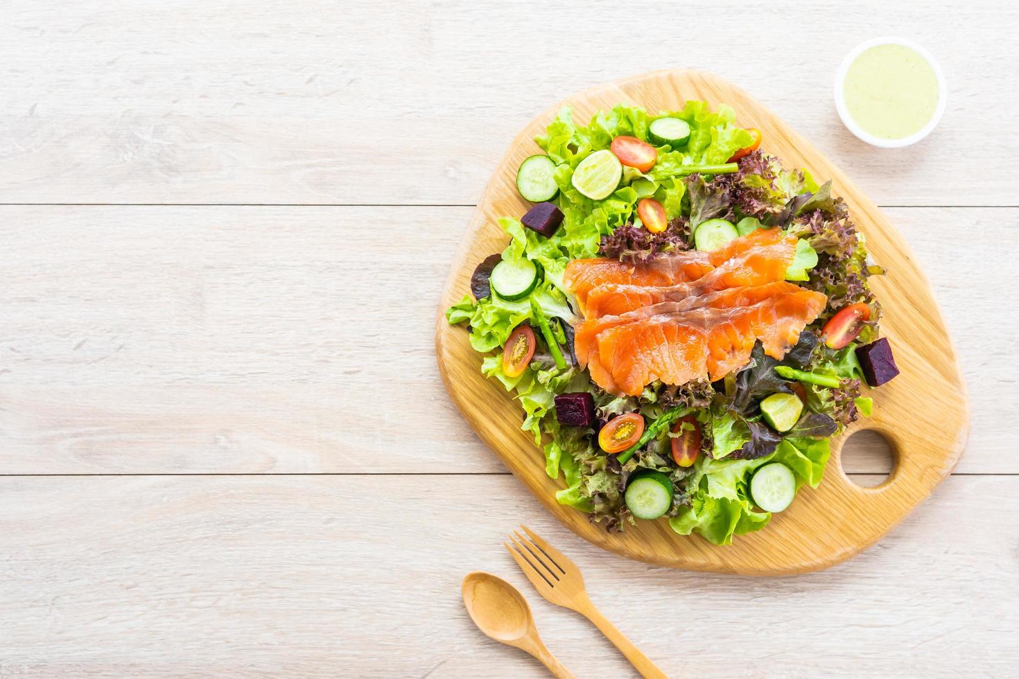 saumon fumé cru avec salade de légumes verts frais photo