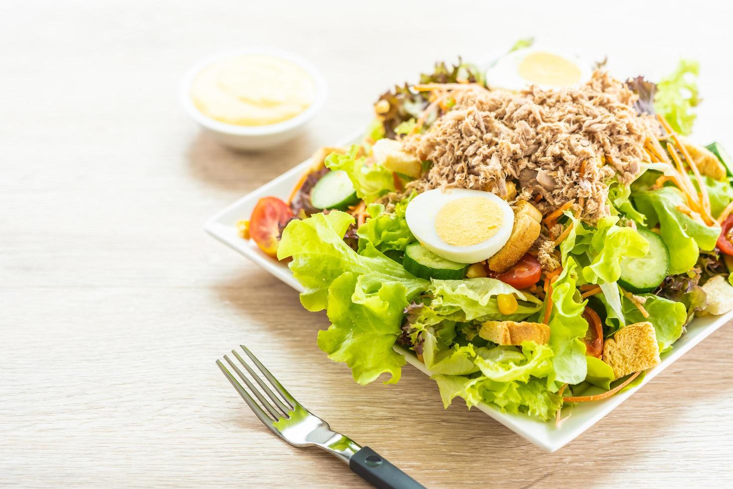 thon et œufs avec salade fraîche photo