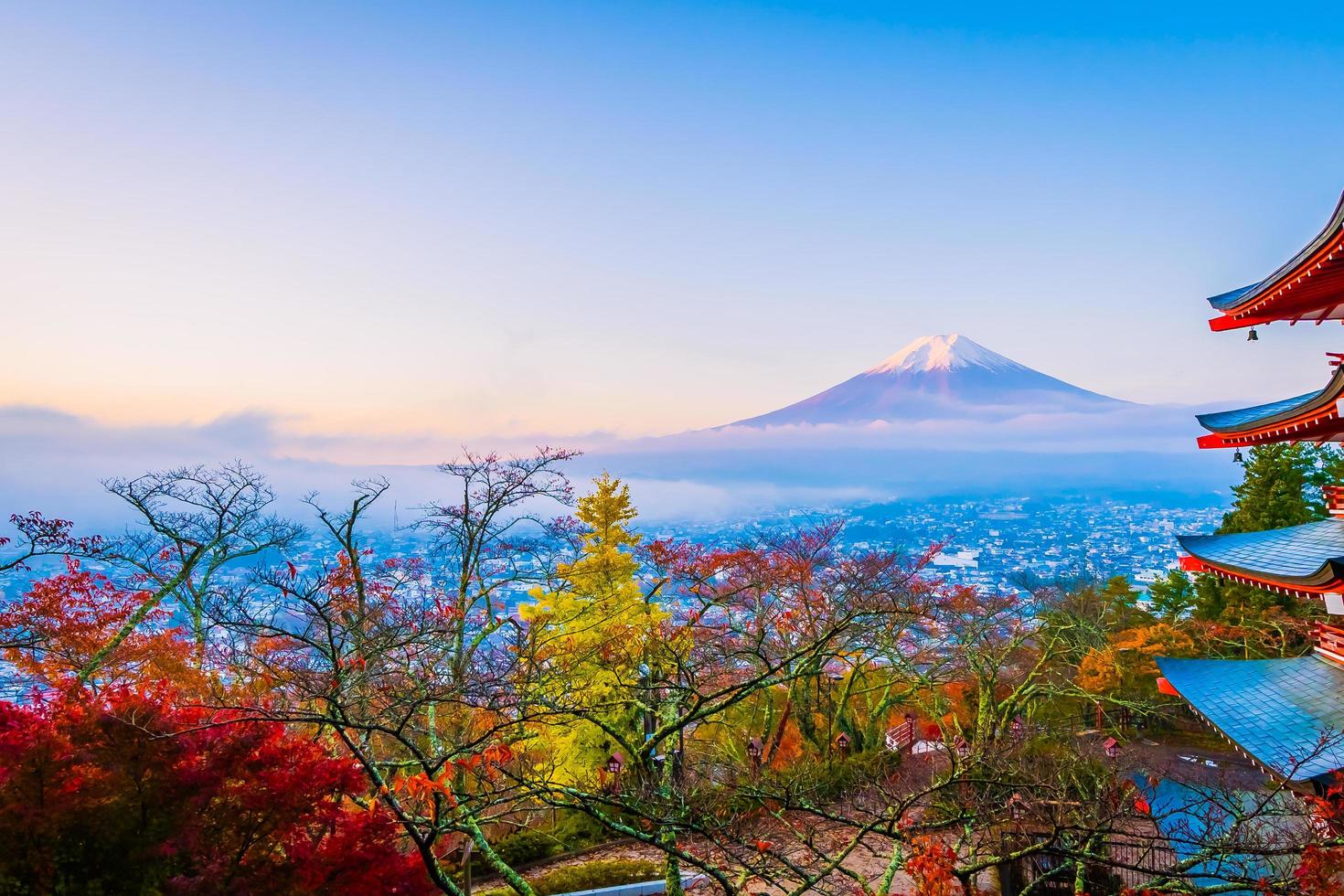 mt. fuji avec pagode chureito au japon photo