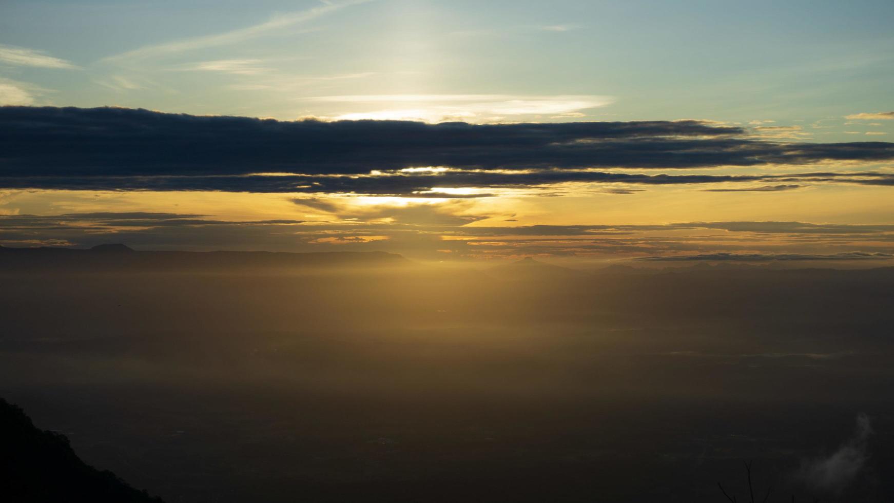 Vue aérienne du lever du soleil nuageux coloré surplombant la vallée photo