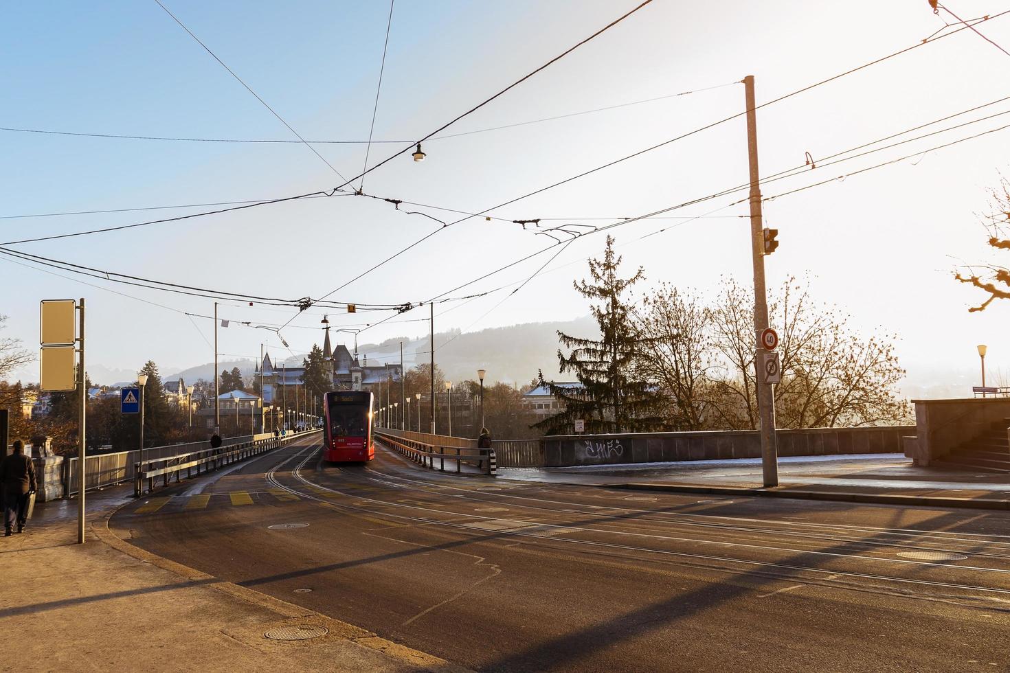 Scène de rue avec tramway électrique à Berne, Suisse photo