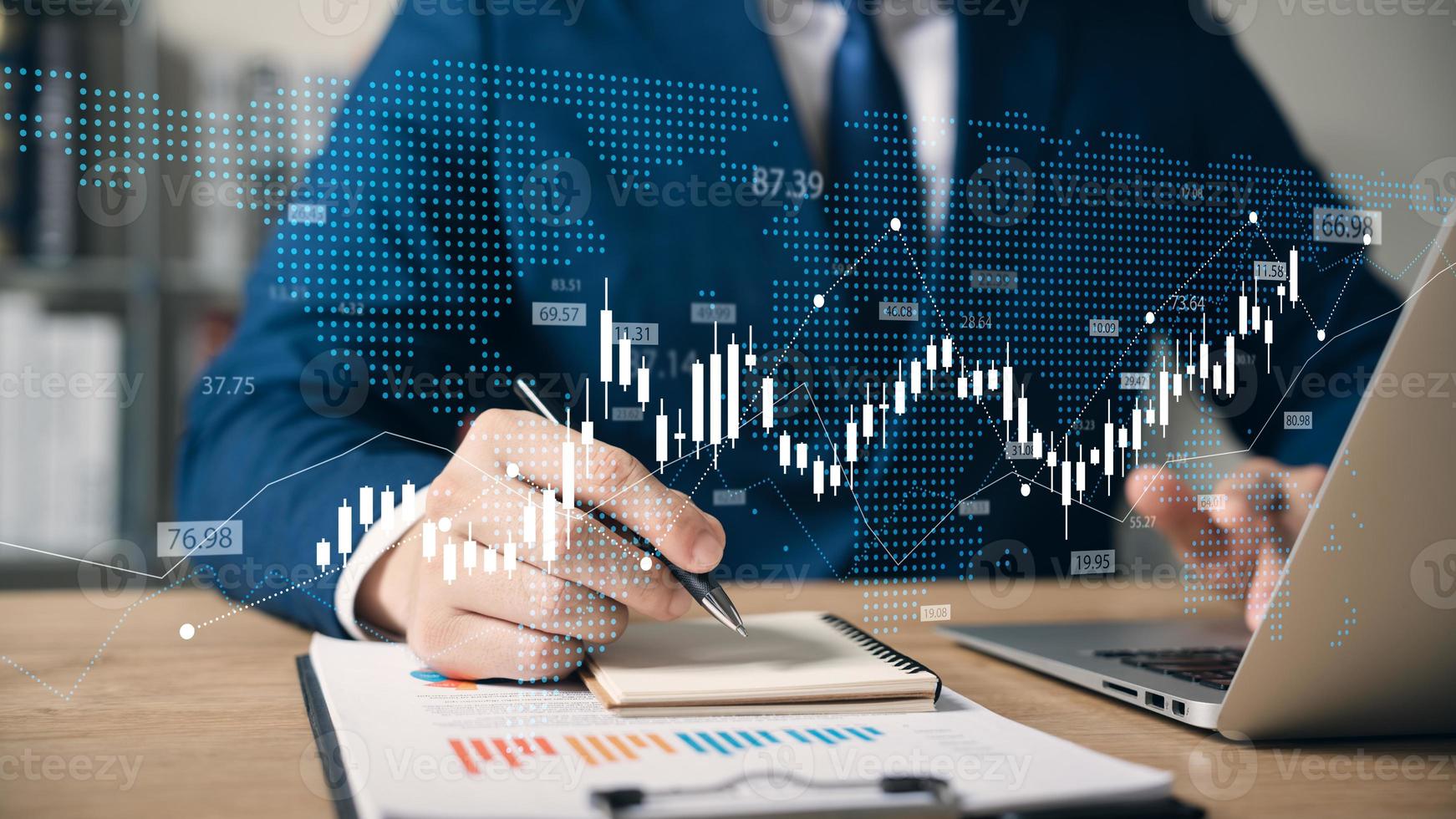 homme d'affaires au niveau exécutif analyse la stratégie de travail de l'organisation. mesurer le succès avec des kpi, améliorer les performances. enquêter et corriger les lacunes, mesurer concrètement les résultats. photo