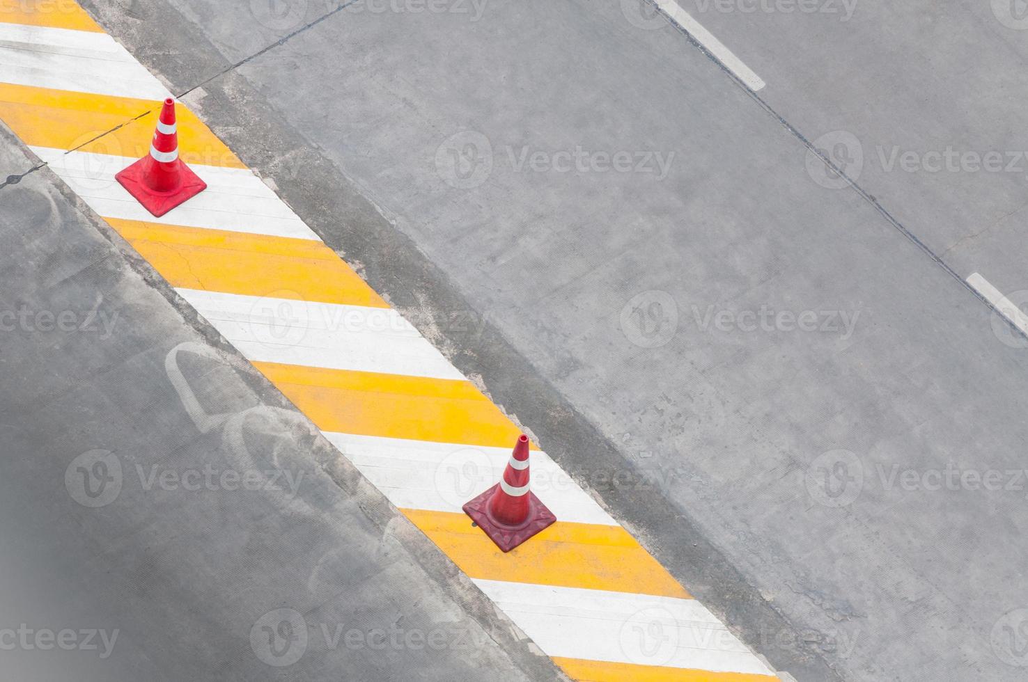 voie de circulation avec lignes de circulation cône de signalisation blanc et jaune et rouge en béton, vue de dessus photo