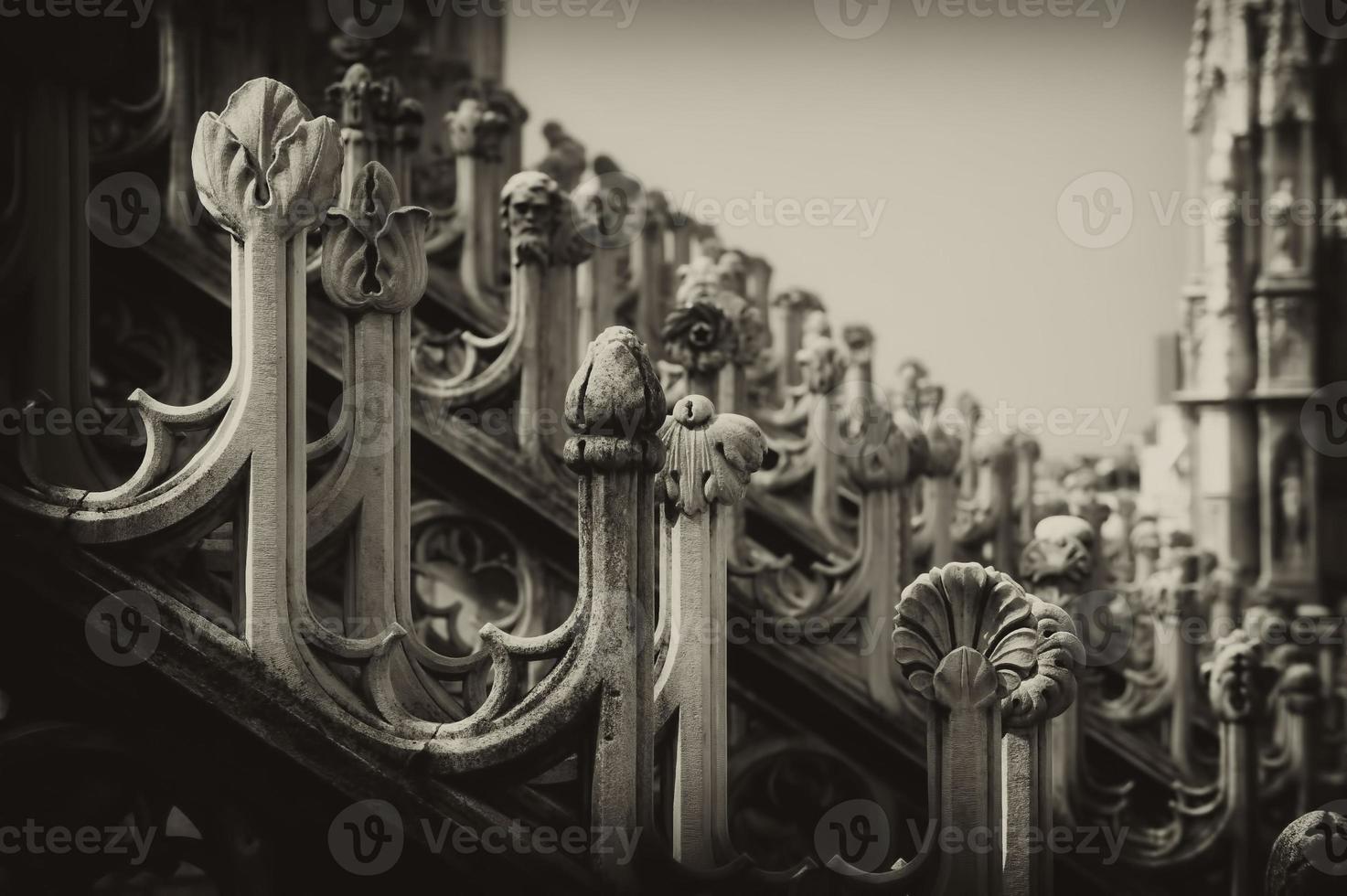 Milan dôme cathédrale clochers flèches dans vieux style photo