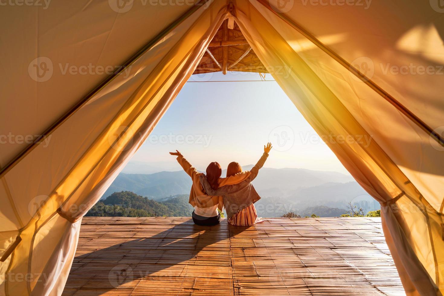 Jeune ami à la recherche magnifique paysage à le coucher du soleil et camping sur montagne, aventure voyages mode de vie concept photo