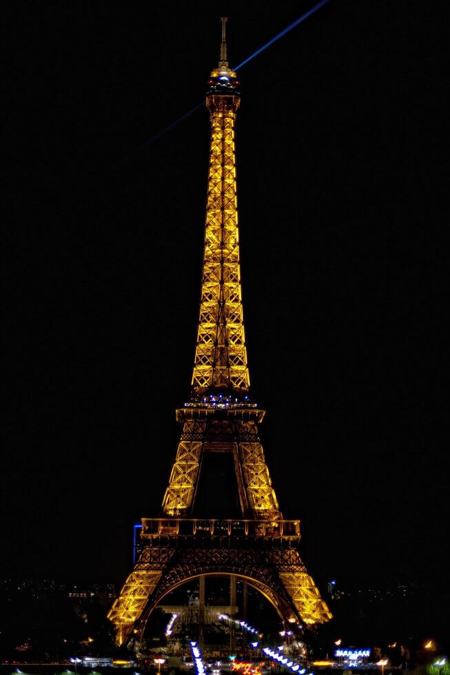 Eiffel la tour à nuit isolé sur noir photo