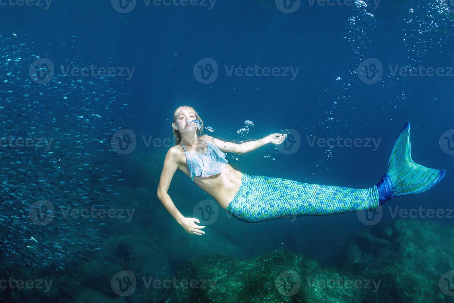 blonde belle sirène plongeur sous l'eau photo