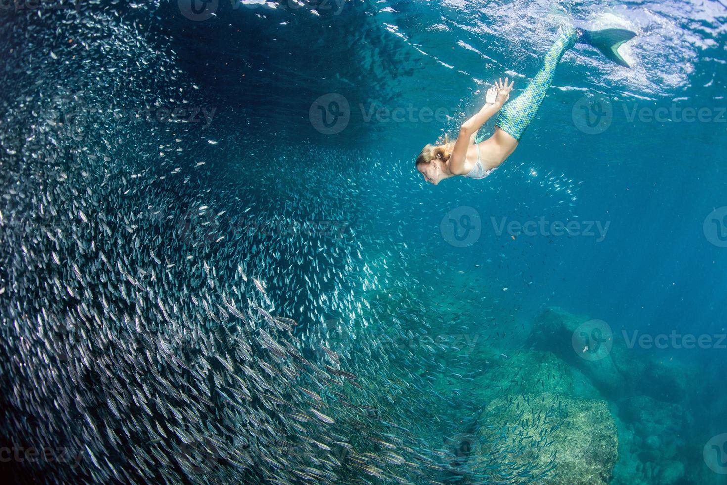 blonde belle sirène plongeur sous l'eau photo