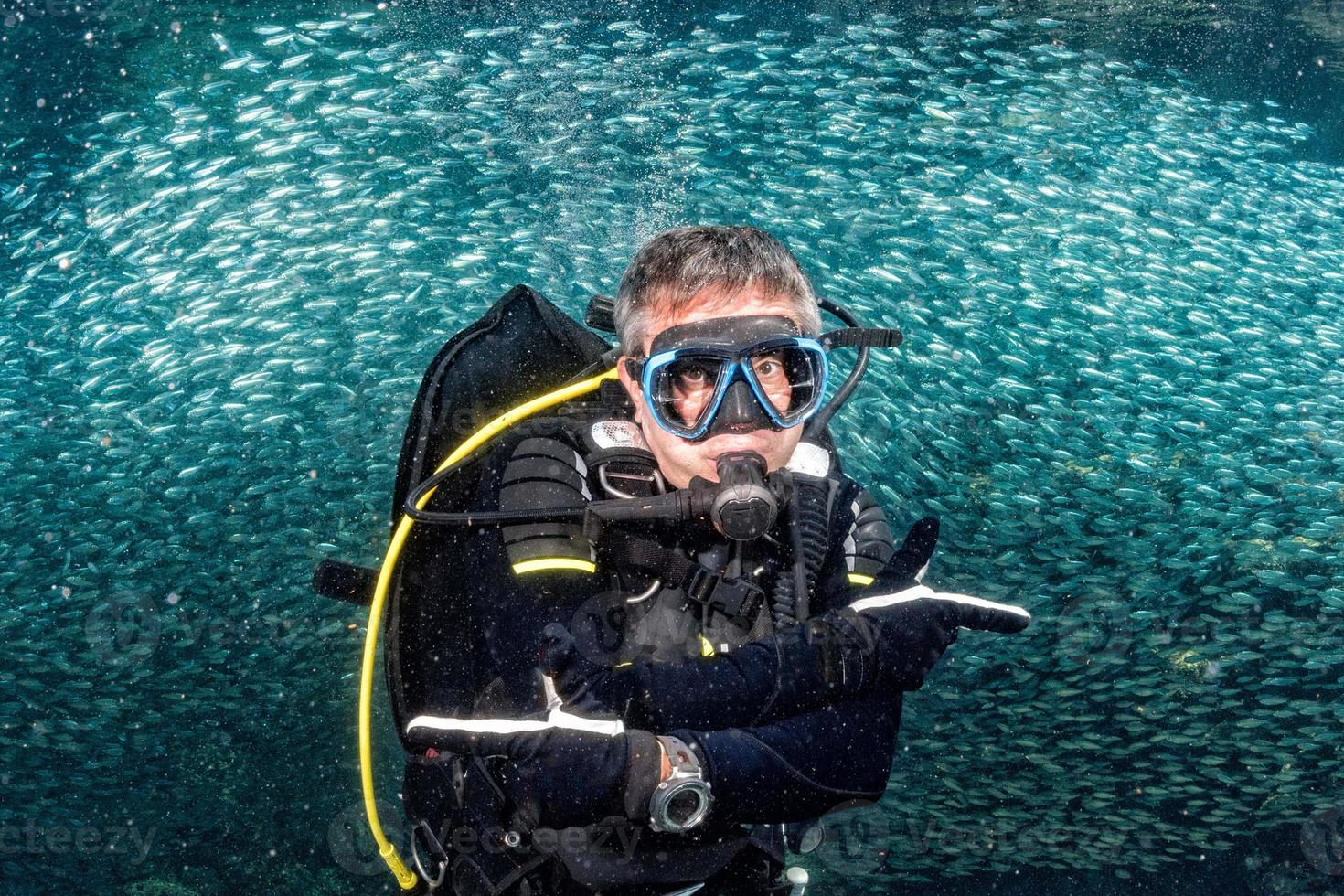 magnifique plongeur dans poisson et coraux récif Contexte photo