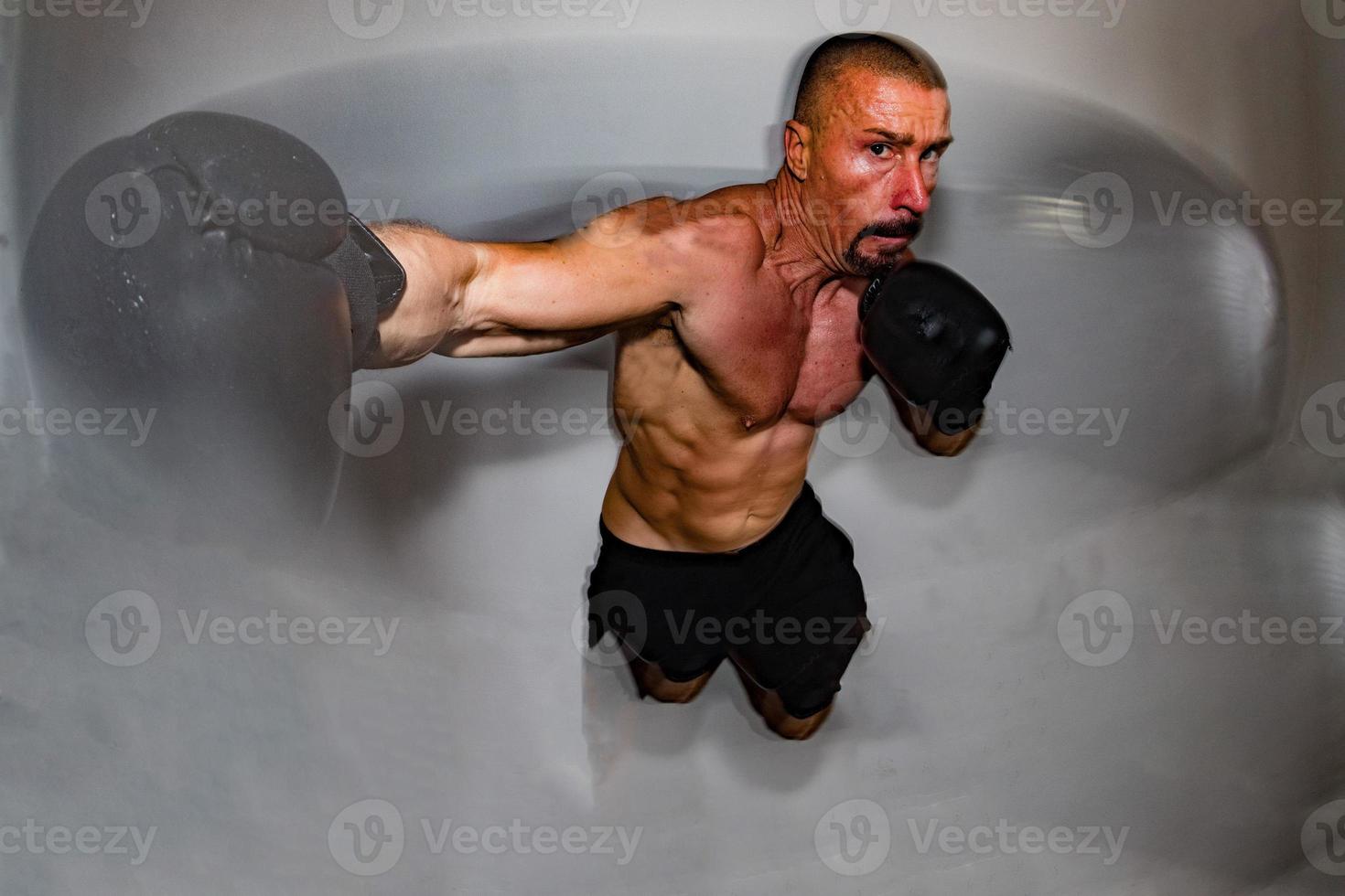 boxeur européen pendant l'entraînement photo