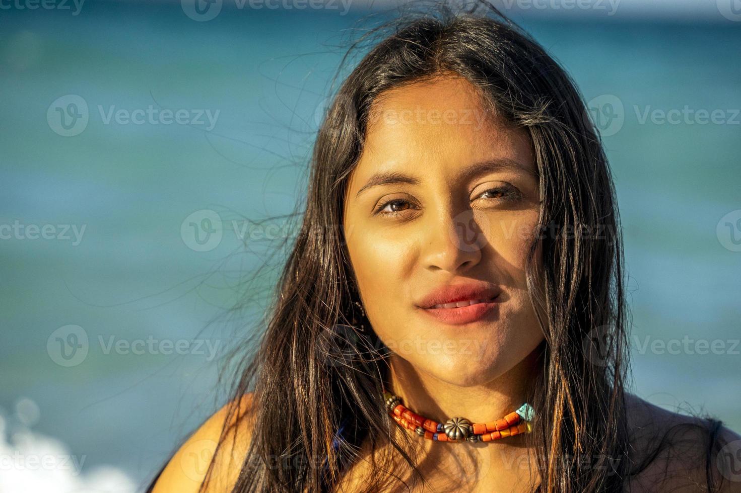 belle fille aux cheveux noirs portrait latina mexicaine sur la plage de baja california photo