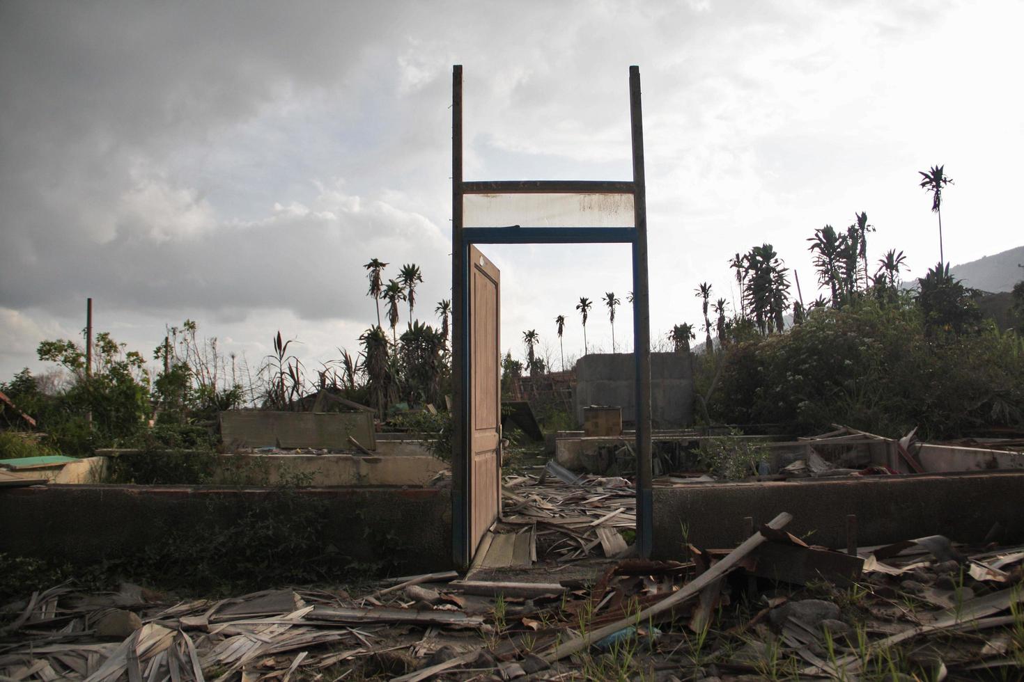 porte abandonnée debout seule photo