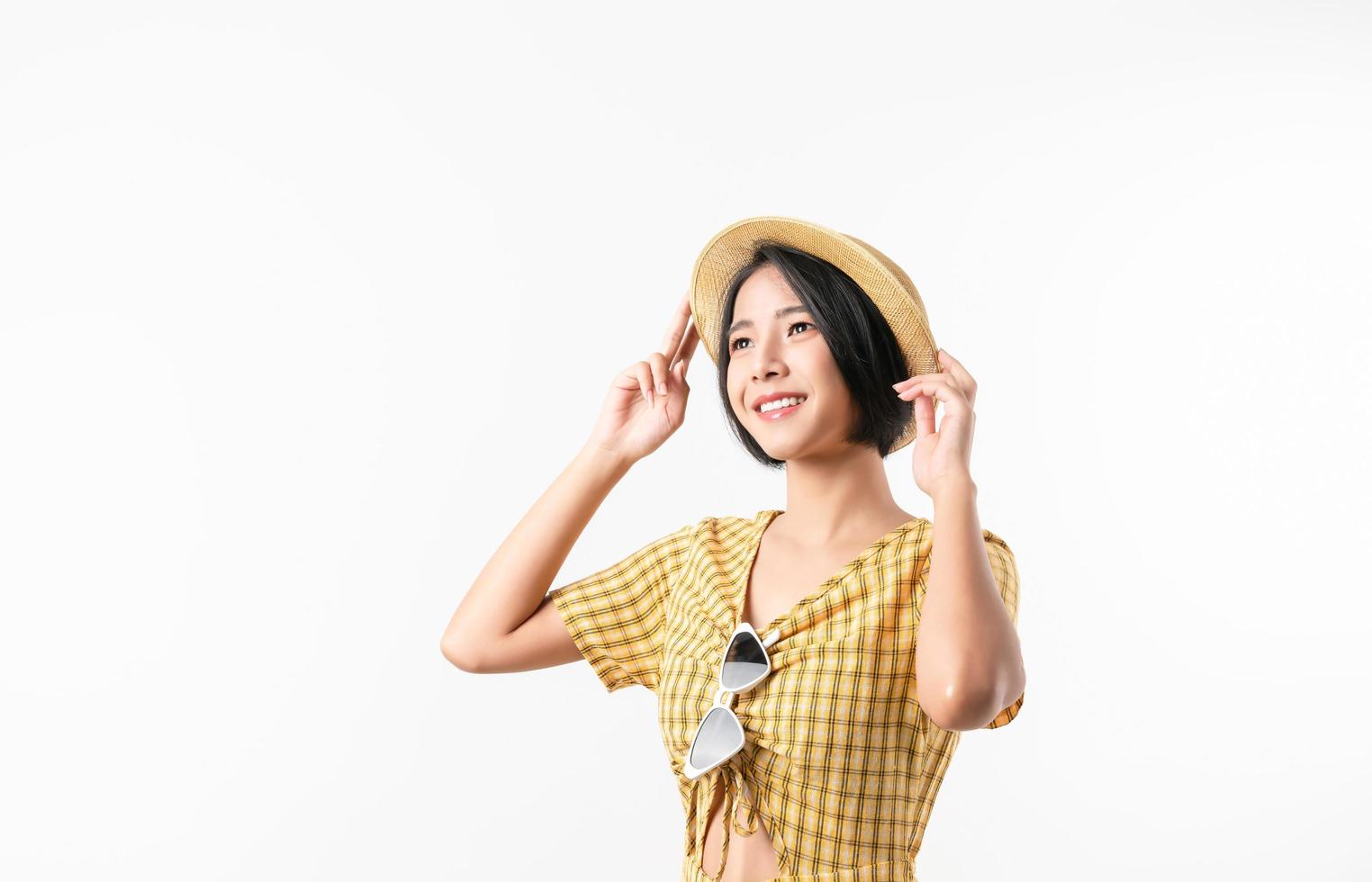 femme asiatique en robe jaune et portant un chapeau photo