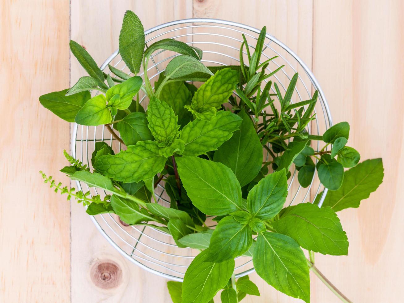 herbes dans un bol en verre photo