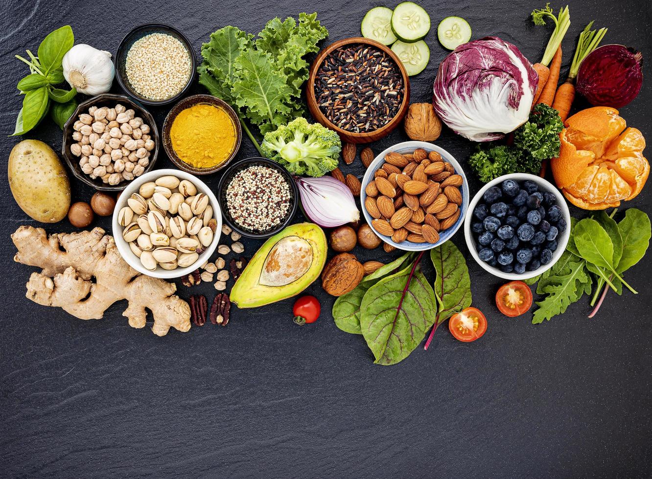 vue de dessus des aliments sains sur ardoise noire photo