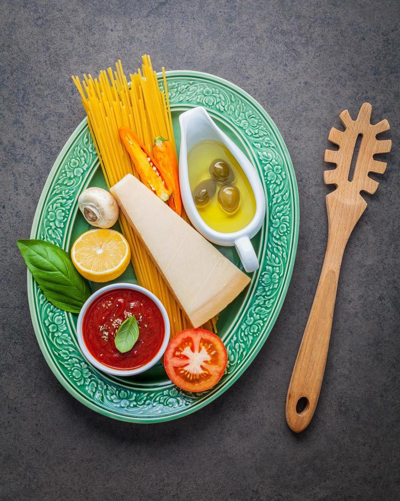 ingrédients de spaghetti sur une assiette verte photo