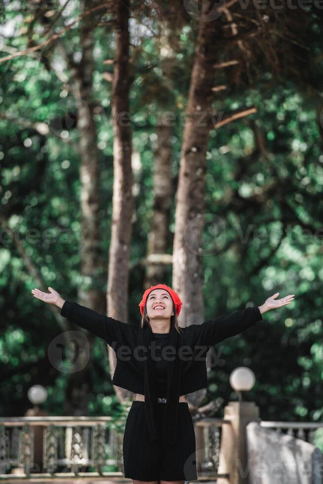 portrait d'une jeune femme asiatique heureuse en costume d'hiver dans la forêt avec espace de copie photo