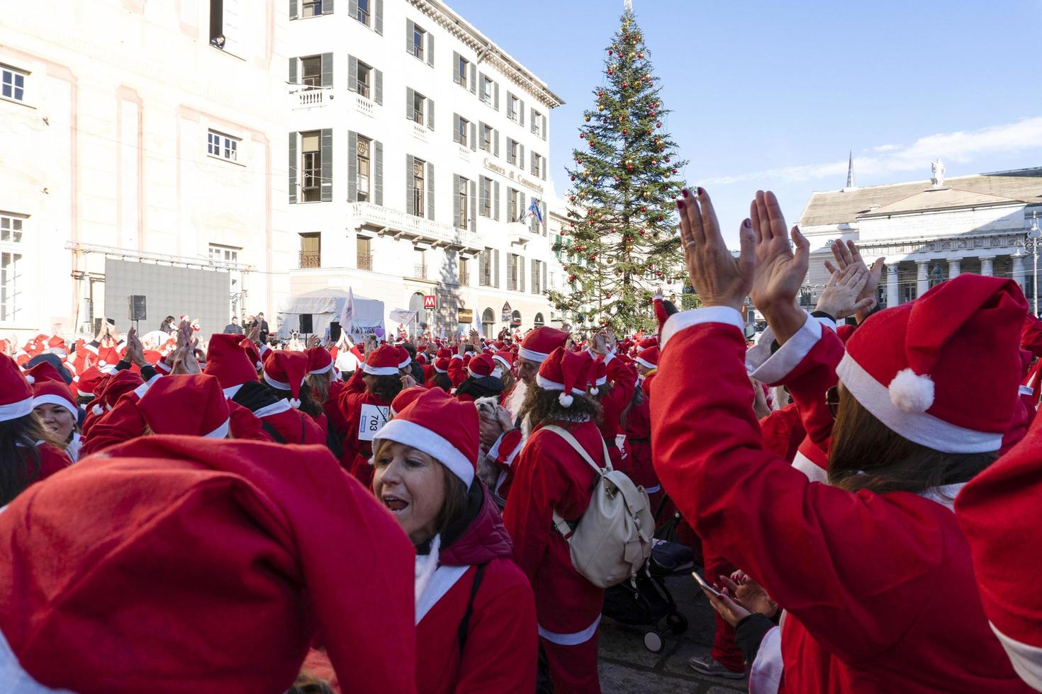 Gênes, Italie - 22 décembre 2019 - promenade traditionnelle du père noël photo