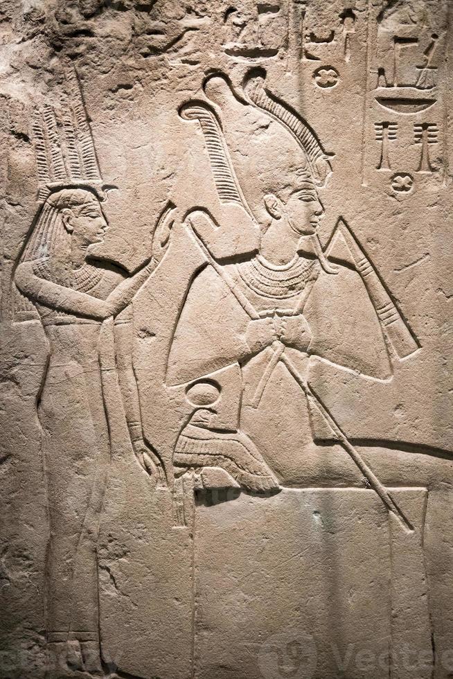 Hiéroglyphes anciens sur détail de pierre photo