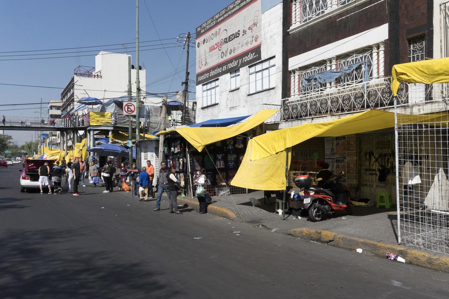 mexico, mexique - 5 novembre 2017 - personnes au marché de rue de la ville photo