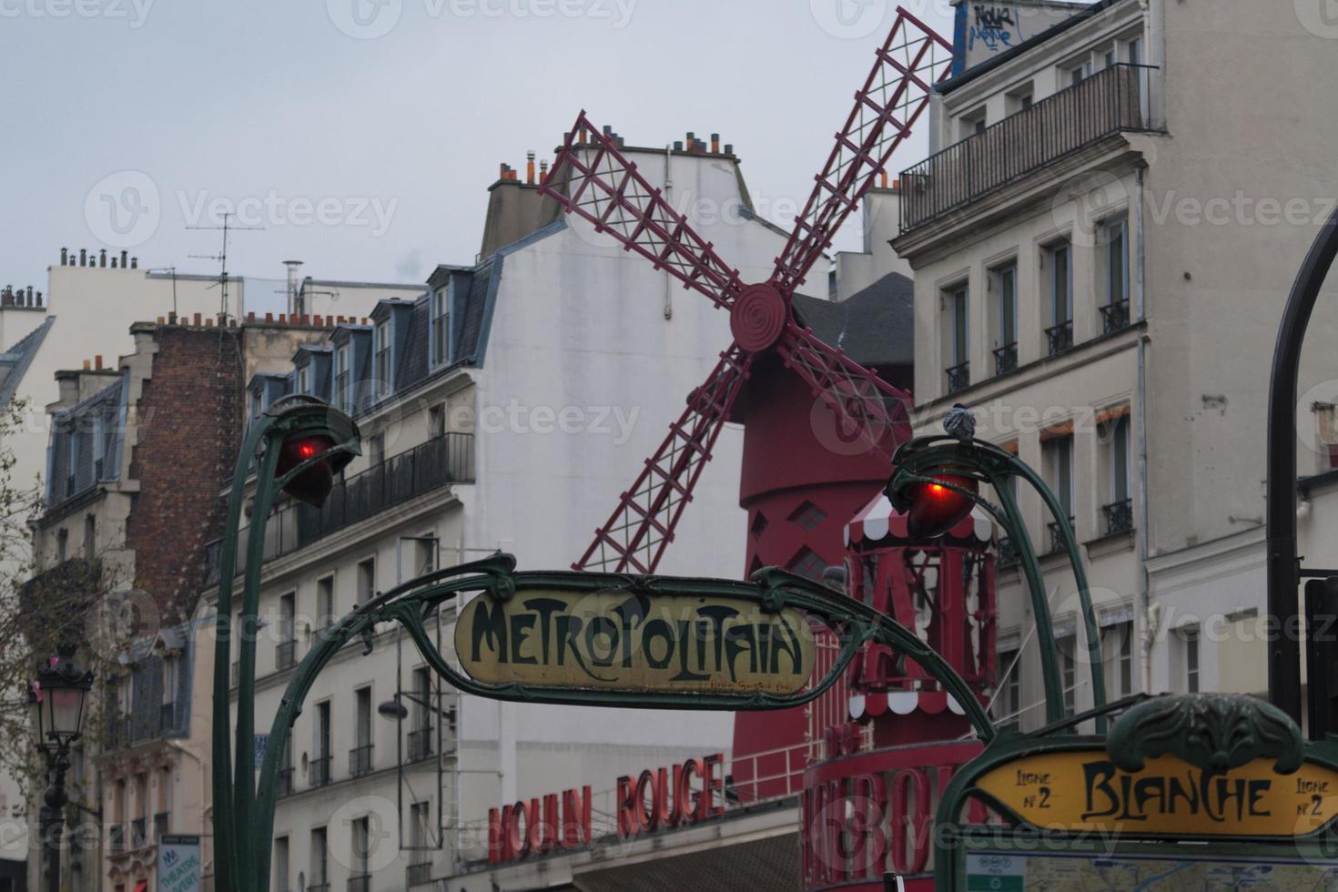 Paris métro blanche avec moulin rouge photo