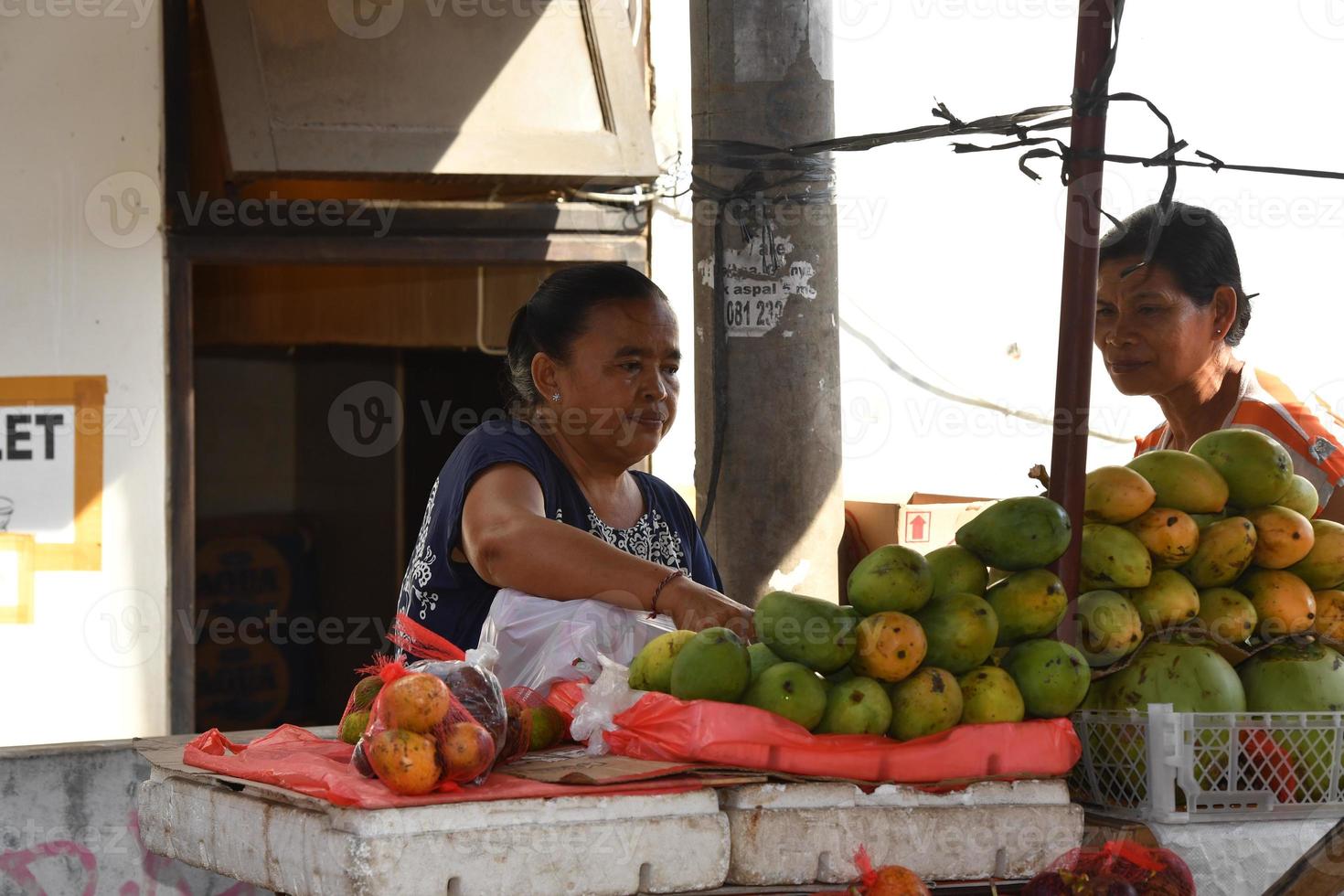 Ubud, Indonésie - 18 août 2016 - les habitants de l'île de Bali vendent et achètent au marché de la ville photo