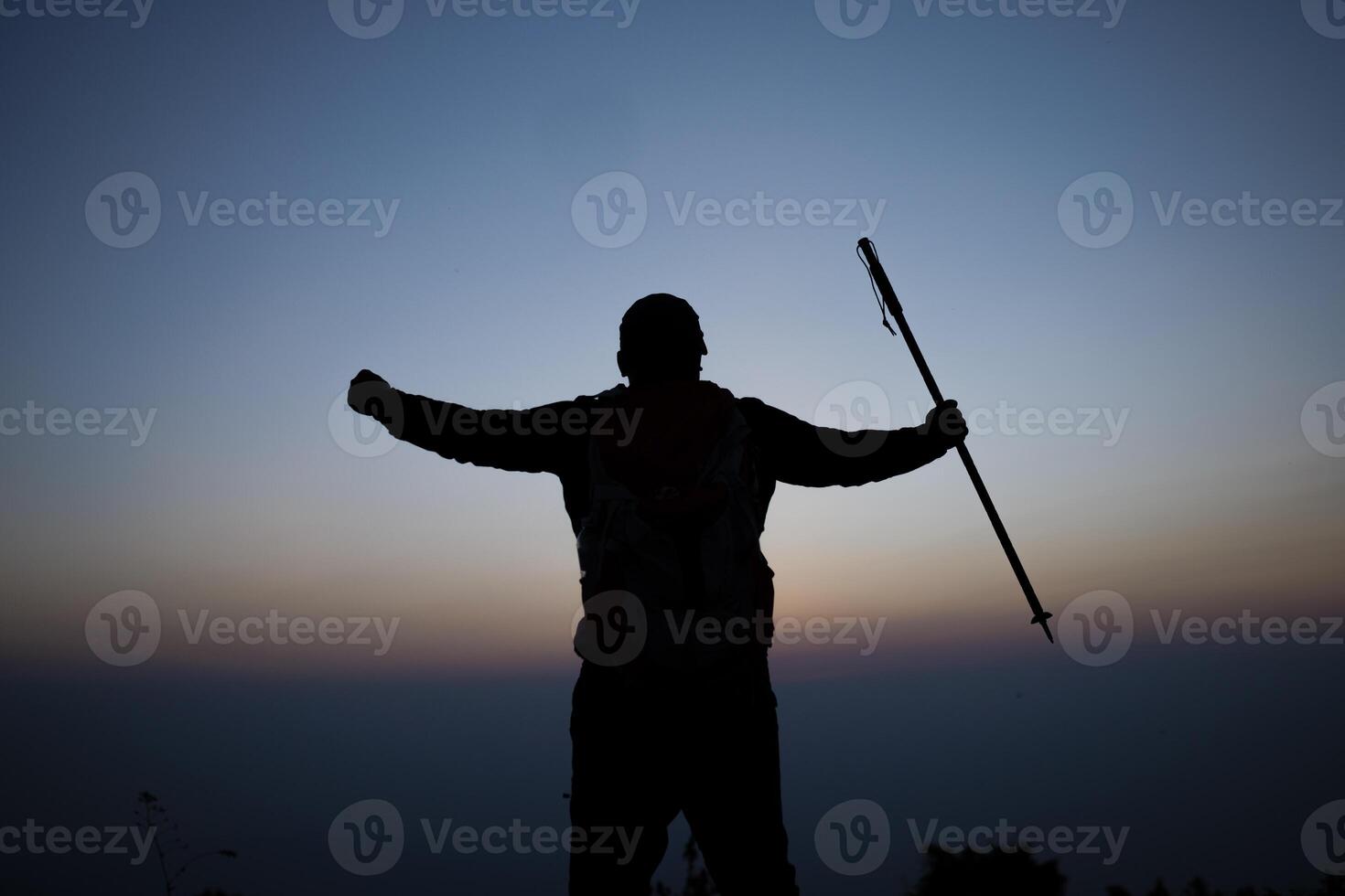 silhouette de applaudissement randonnée homme ouvert bras à le lever du soleil supporter sur Montagne photo