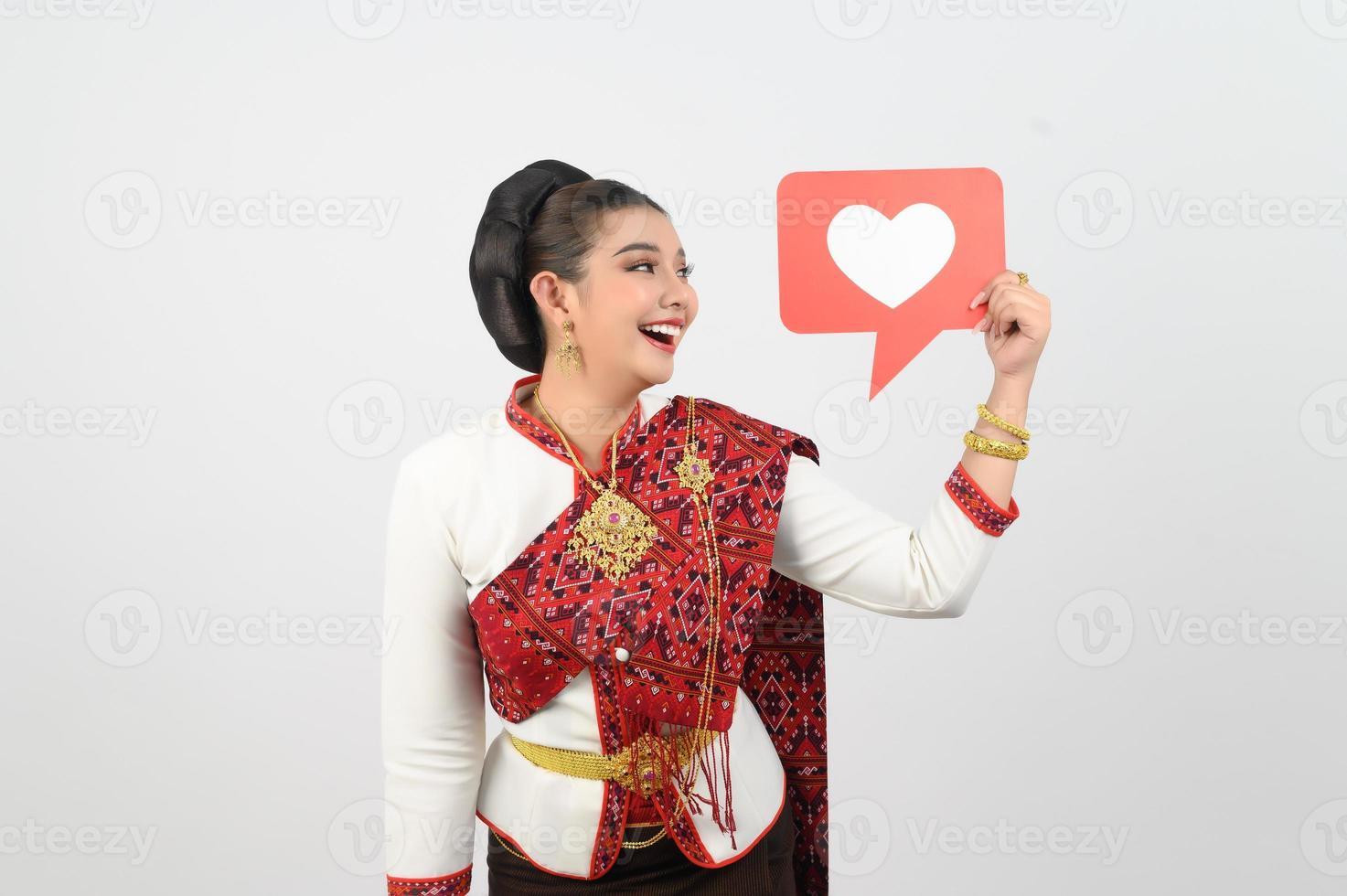 Jeune magnifique femme dans thaïlandais lanna costume avec carte carte dans cœur symbole photo