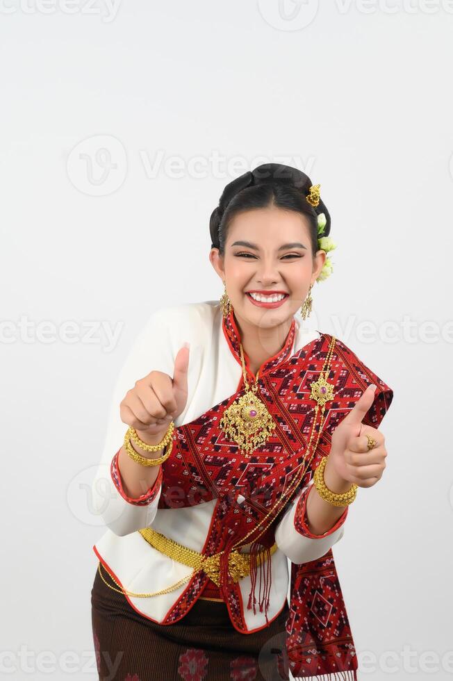 portrait de magnifique thaïlandais femme dans traditionnel Vêtements permanent posant photo