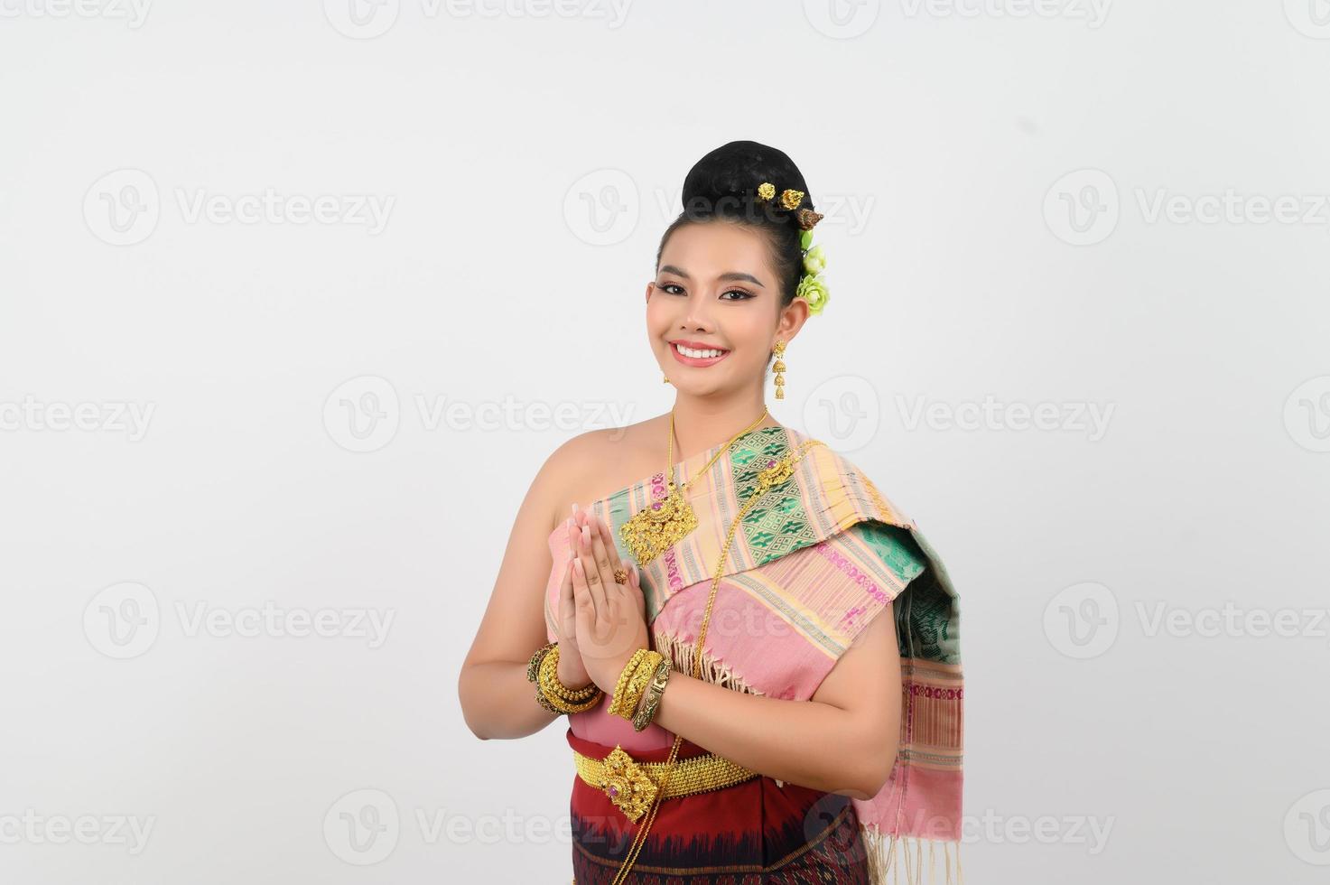 portrait de jolie femme dans thaïlandais traditionnel Vêtements magnifique permanent posant photo