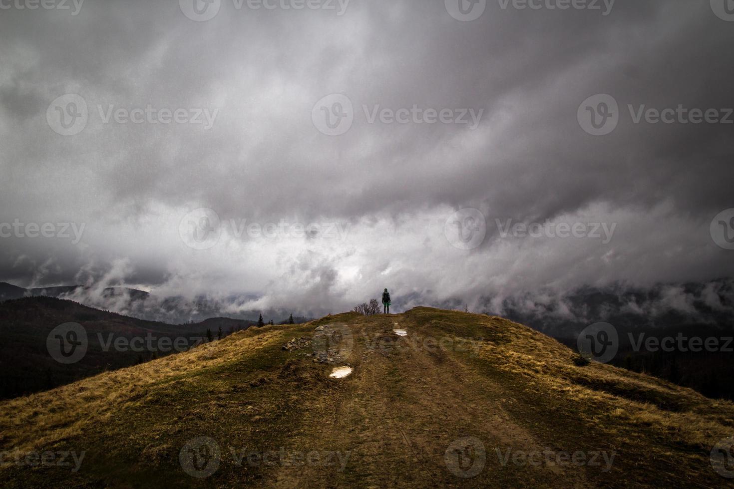 promeneur permanent sur sec herbe colline paysage photo