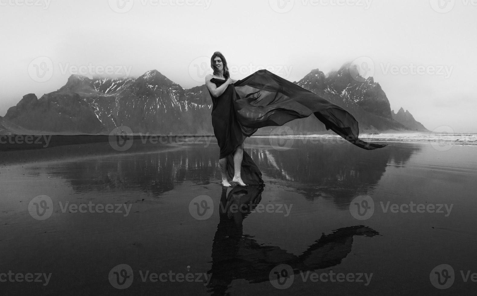 élégant femme avec agitant la grotte sur plage monochrome scénique la photographie photo