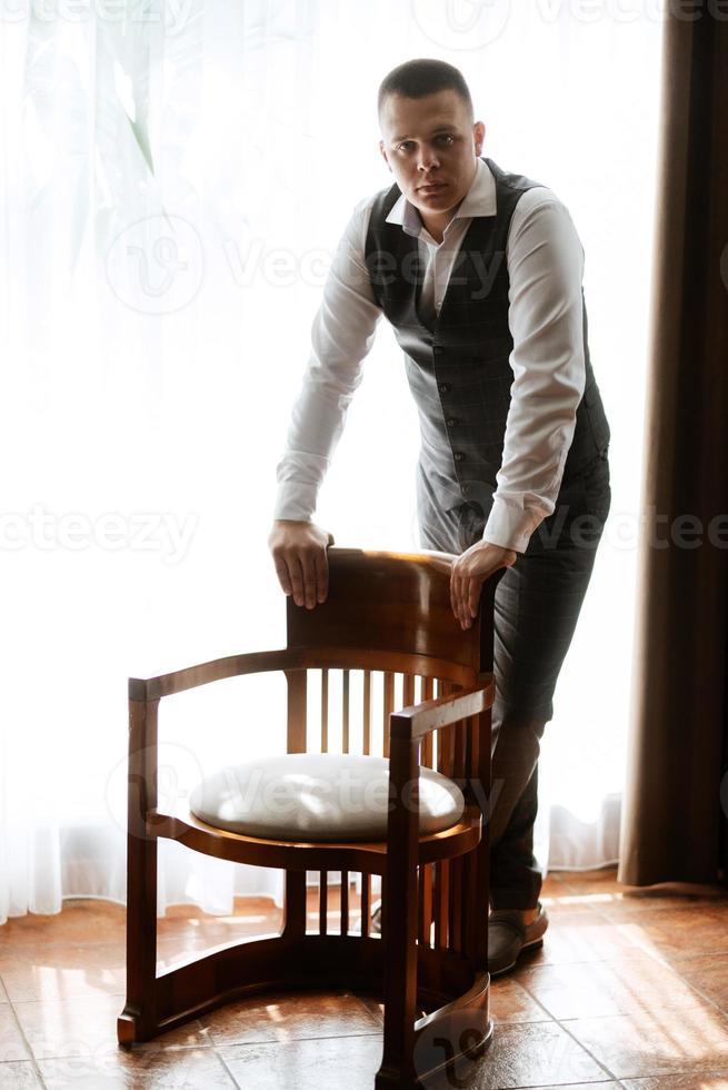 portrait de le jeune marié de une homme dans le Matin avant le mariage photo