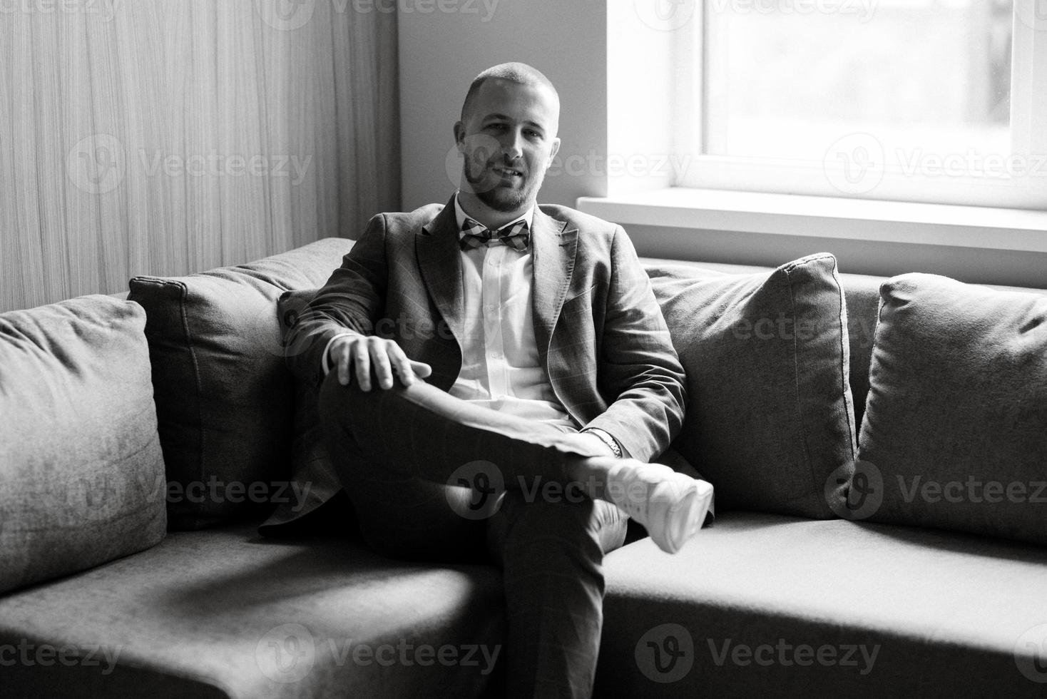 portrait de marié souriant avec barbe photo