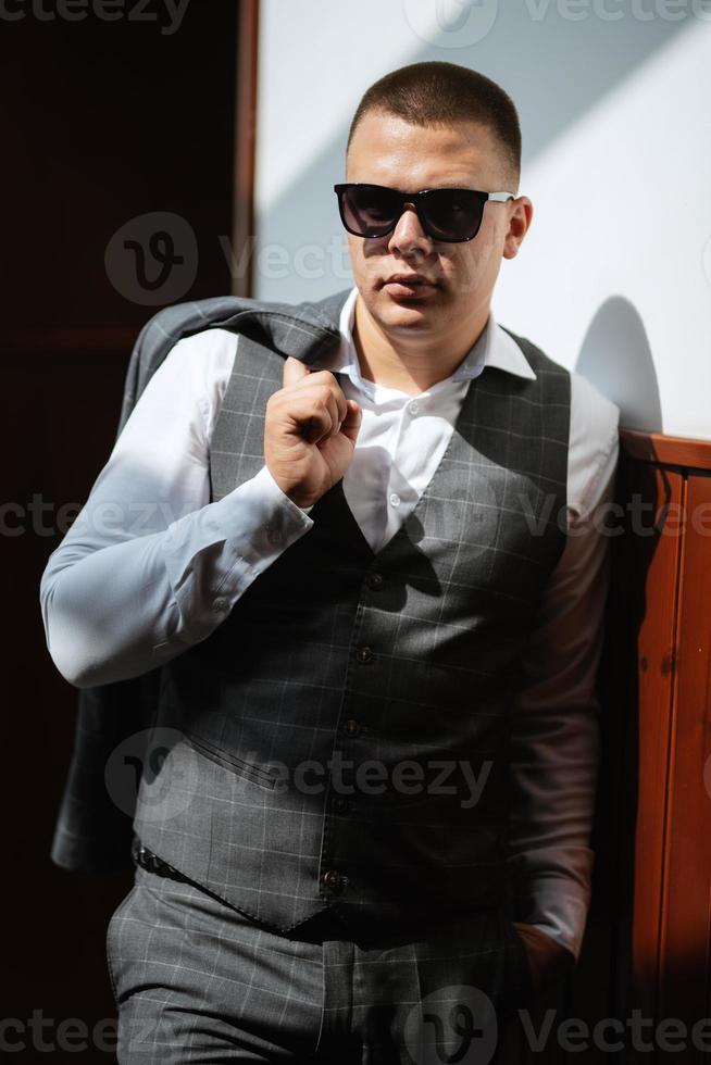 portrait de le jeune marié de une homme dans le Matin avant le mariage photo