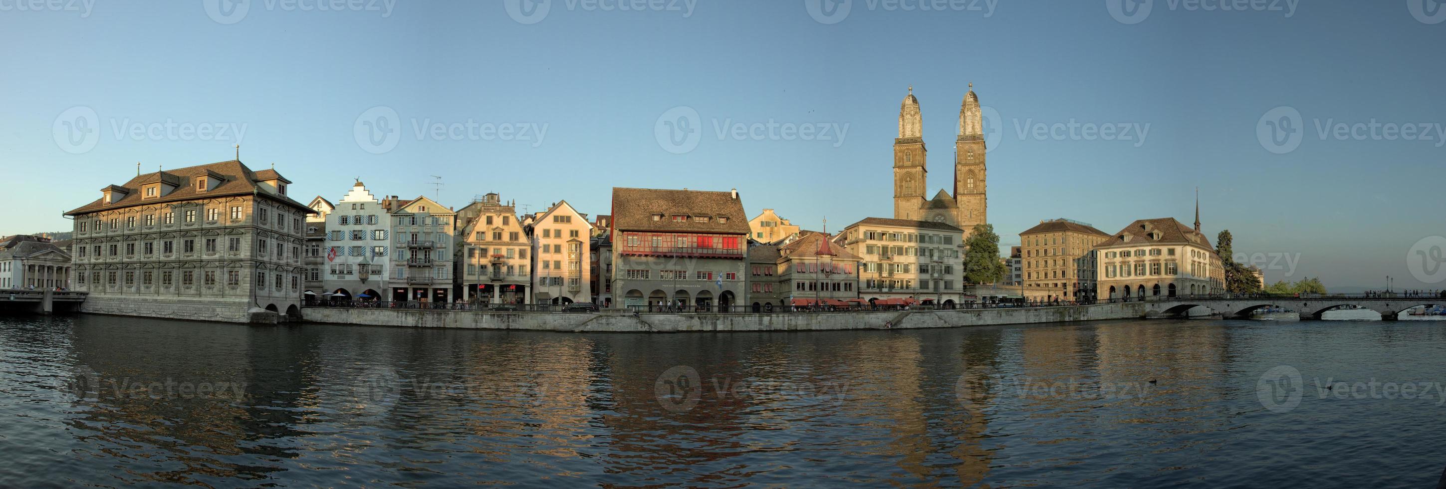 vue sur le dôme de zurich au coucher du soleil photo