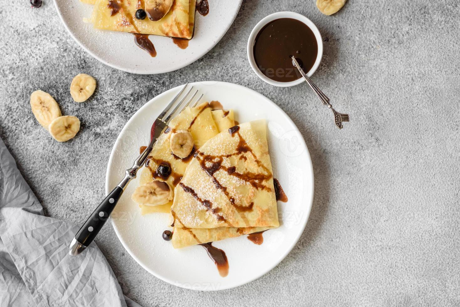 délicieux Frais cuit Crêpes avec mon chéri et des fruits sur une béton Contexte photo