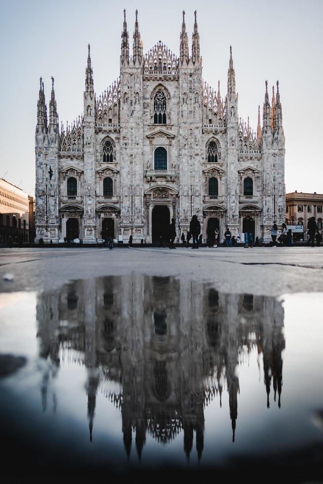 une photo de réflexion du duomo di milano le matin