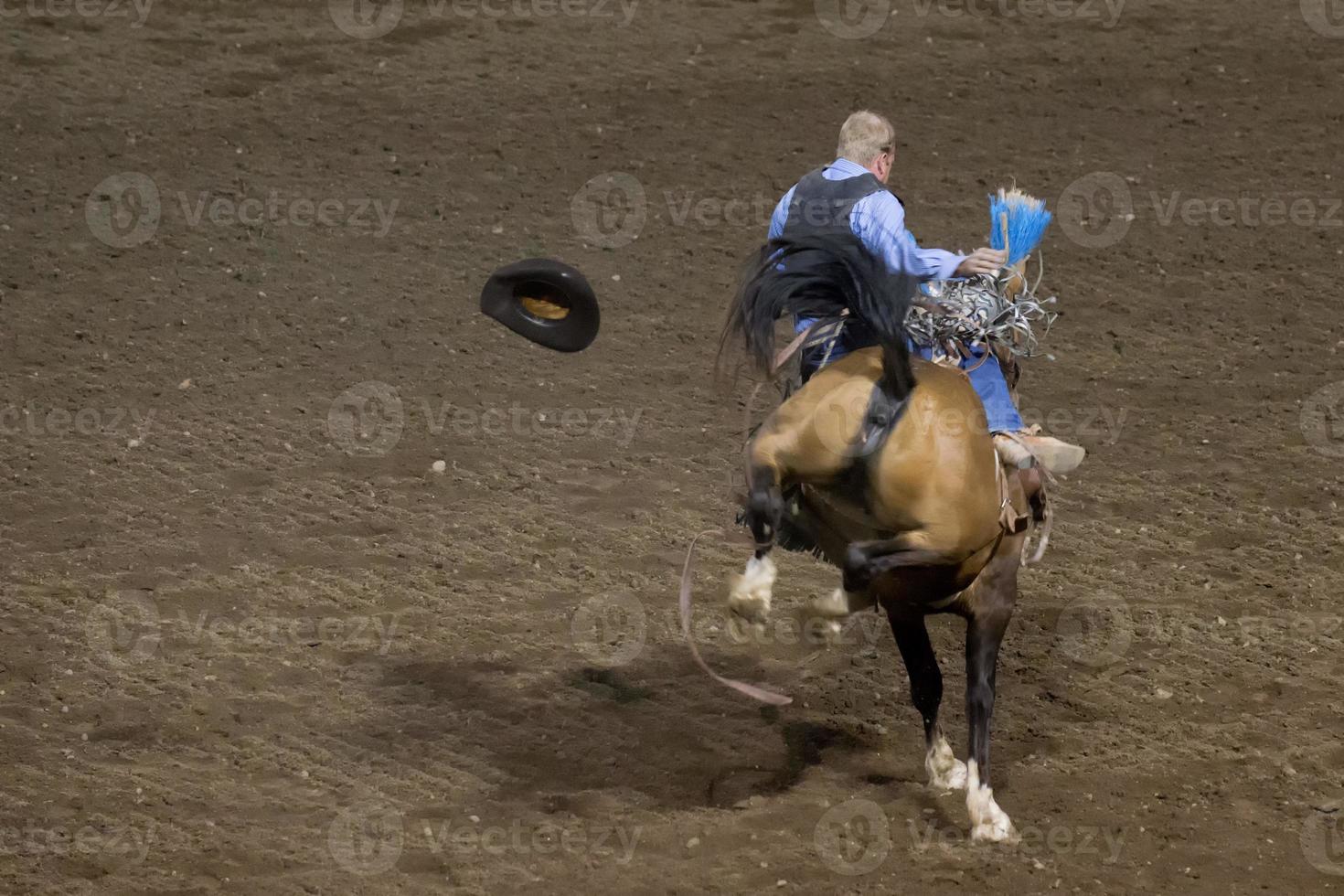 une vache garçon en jouant le rodeo débandade photo