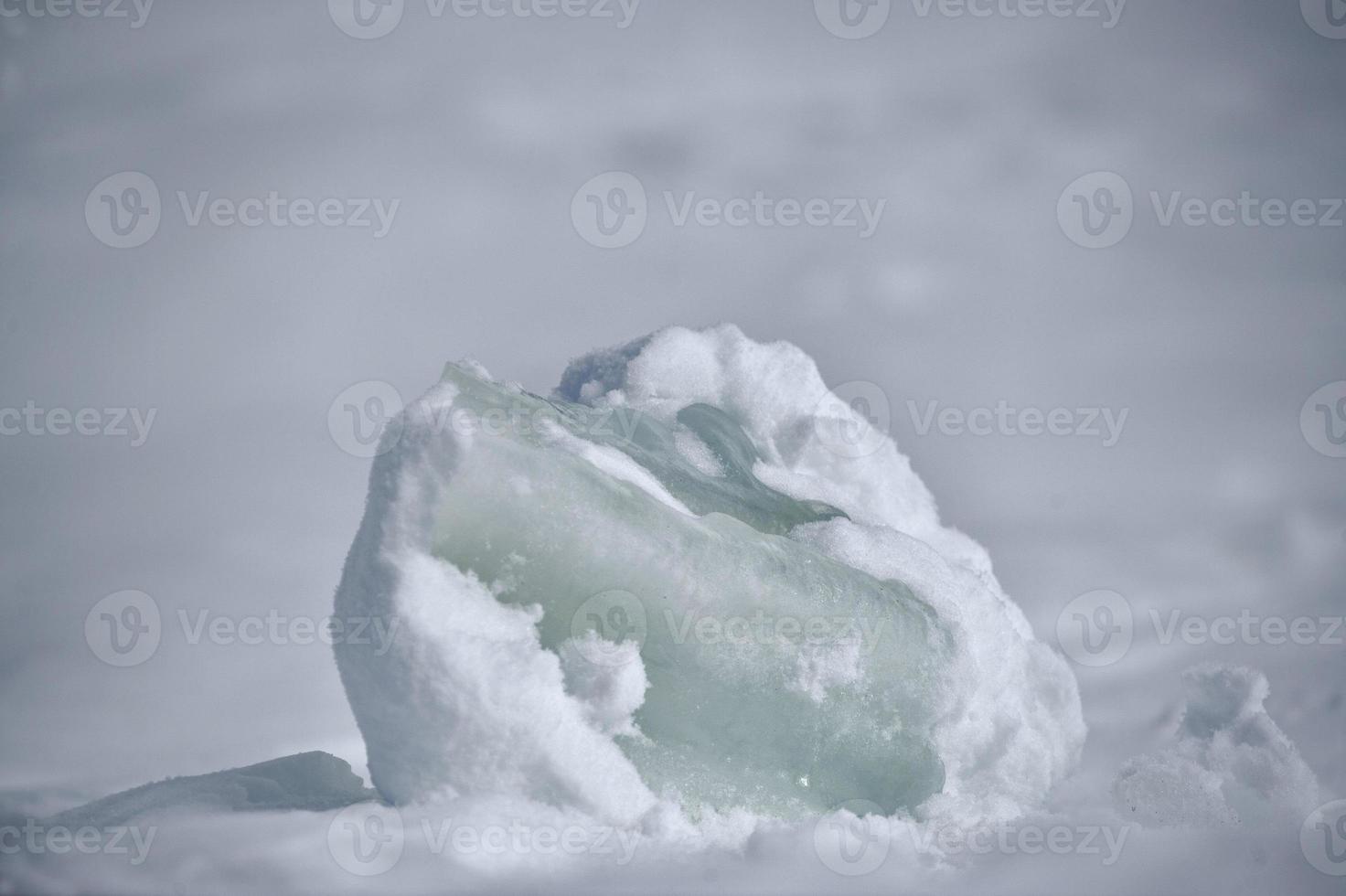 la glace bloquer sur Montagne neige Contexte photo