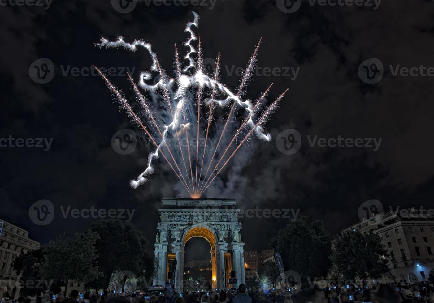 feux d'artifice de bonne année sur l'arc de triomphe à gênes italie photo