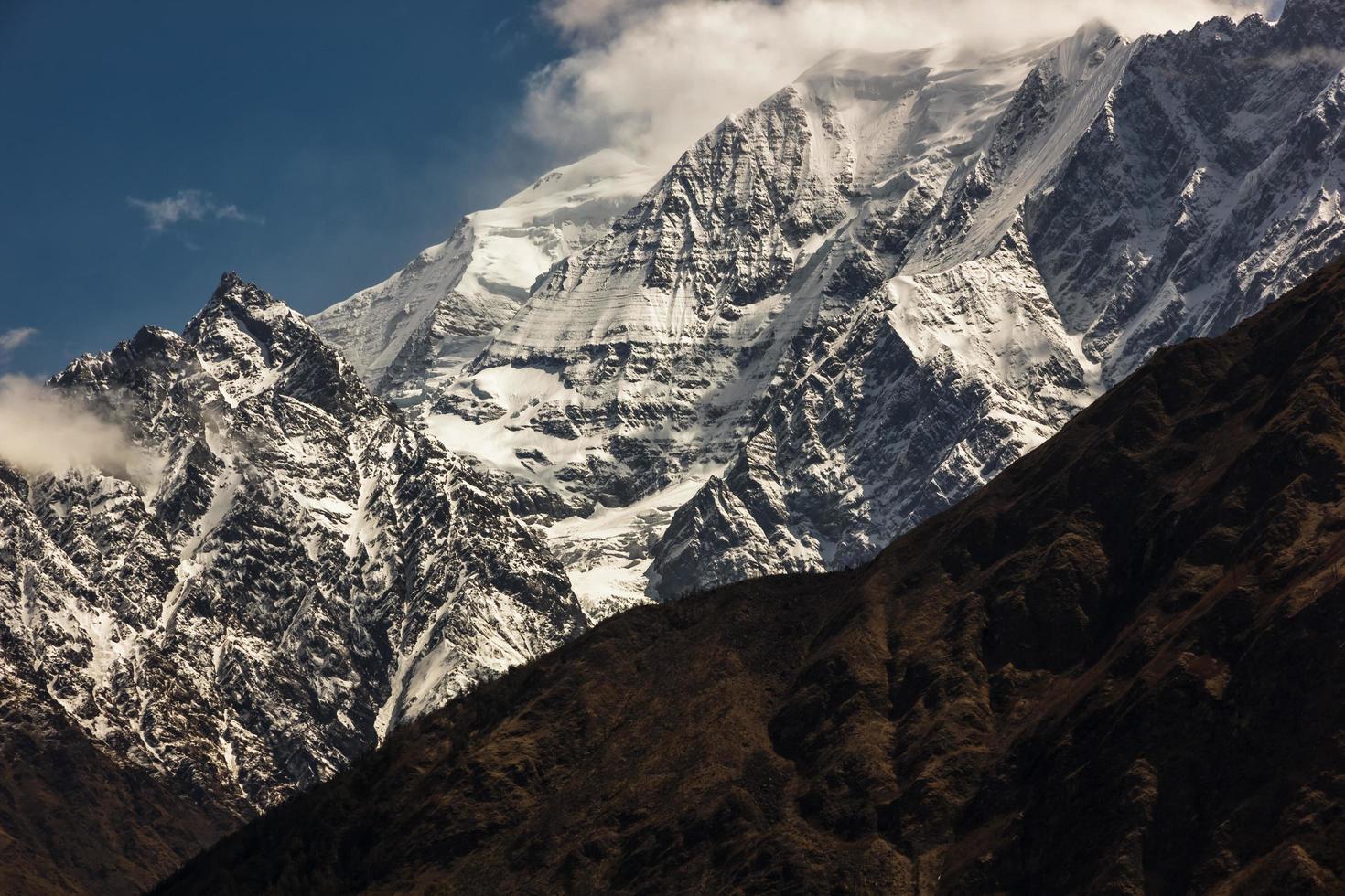 neige plafonné épaule de le dhaulagiri Montagne photo