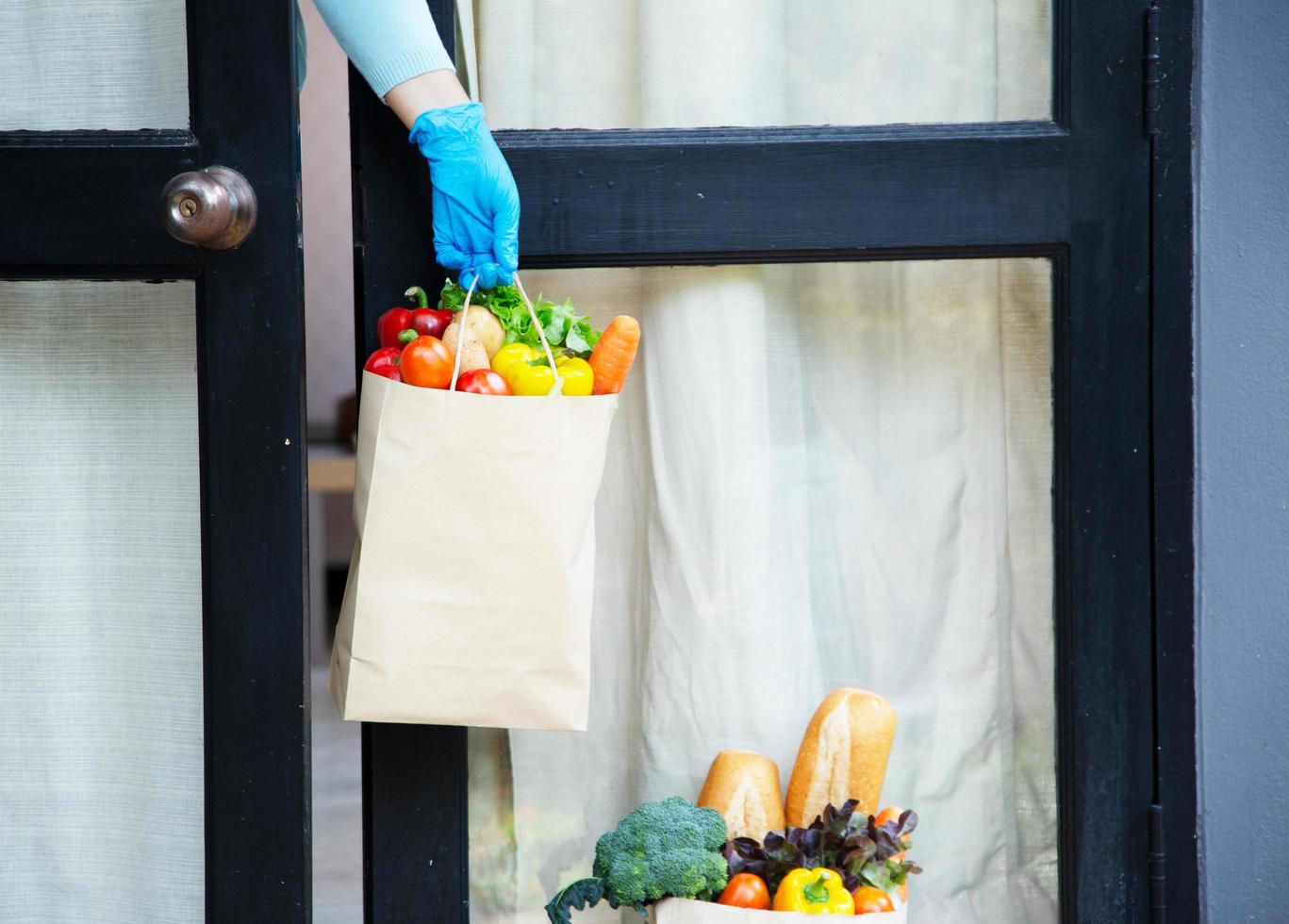 fournisseurs de services alimentaires. rester à la maison réduire la propagation du virus covid-19 photo