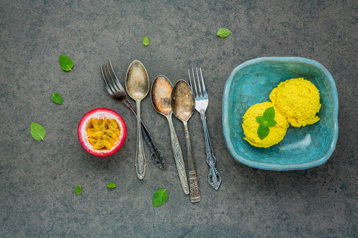 glace aux fruits de la passion sur fond gris photo