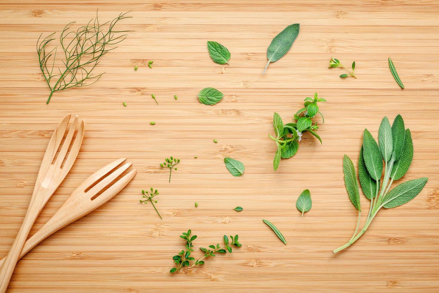 herbes fraîches et fourchettes en bois photo