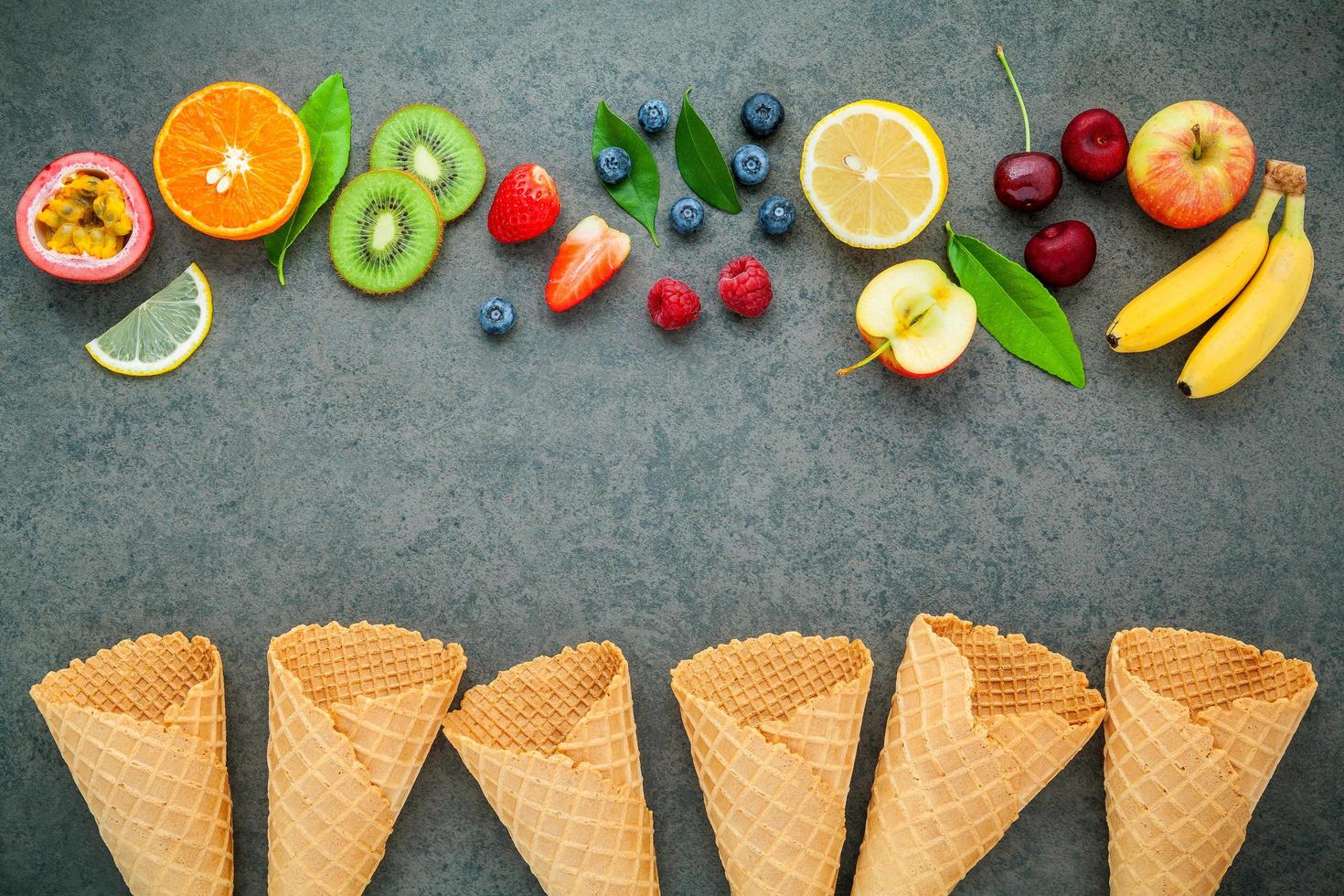 cornets de fruits et gaufres photo