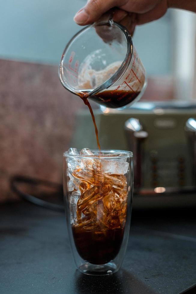 verre de café avec du lait sur la table photo