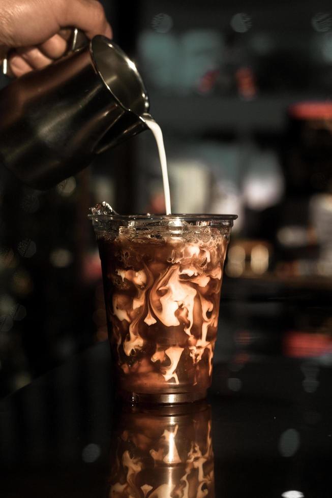 verre de café avec du lait sur la table photo