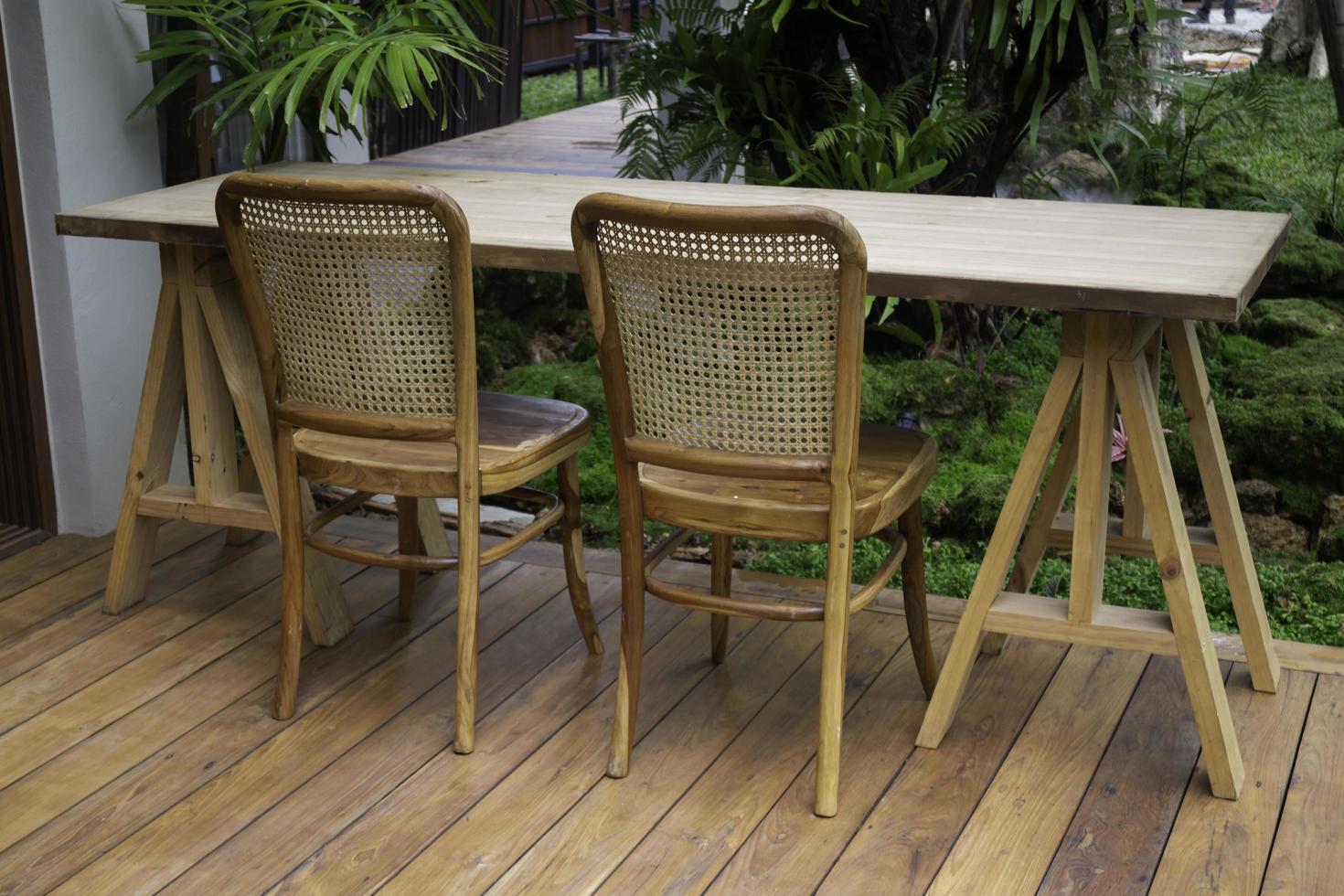 table et chaises en bois à l'extérieur sur le patio photo