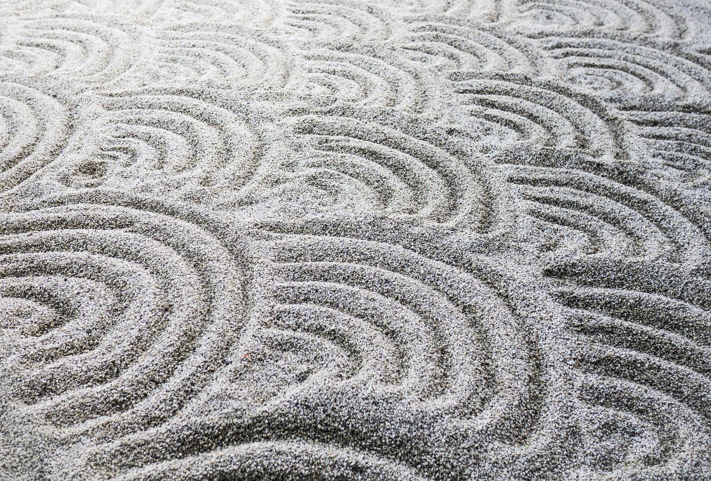le motif sur le sable dans un jardin zen photo